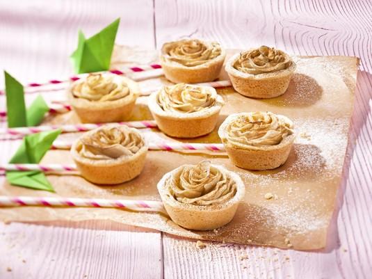 Cupcakes jabłkowe różyczki 15 minut Łatwe cukier puder - 150 gramów Kostka do pieczenia Kasia - 180 gramów mąka - 350 gramów jajko - 1 sztuka żółtko jajka - 1 sztuka jabłka - 1.