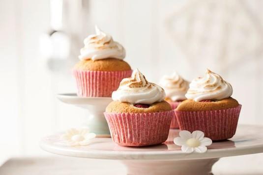Malinowe muffinki z bezowymi kapturkami 15 minut Łatwe 25 minut 200 C Forma do cukier - 125 gramów Kostka do pieczenia Kasia Ekstra Maślany Smak - 125 gramów jajka - 4 sztuki mąka - 125 gramów