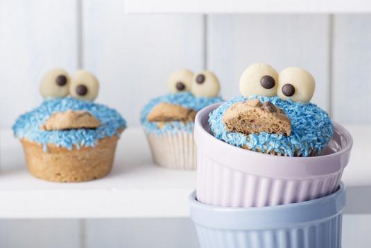 Muffinki Cookie monster - Ciasteczkowe Potwory 15 minut Łatwe 25 minut 200 C Forma do muffinek cukier - 100 gramów Kostka do pieczenia Kasia Ekstra Maślany Smak - 100 gramów jajka - 2 sztuki mąka -