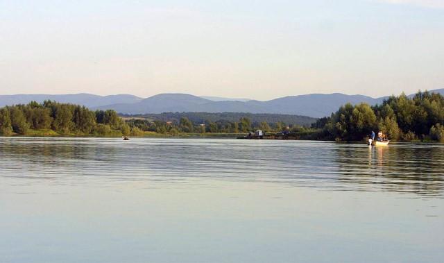 S t r o n a 19 Fot. Niské jezero. Autor: Mzopw, Public domain.