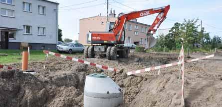 Budowa sieci sanitarnej, deszczowej i wodociągowej W obrębie ulic Polnej, Banachiewicza, Słowiańskiej oraz osiedla Brzostowego wykonano prace związane z realizowaną na