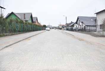 Koszt in- oraz budowę chodników po starych płyt betonowych, budowę sieci kanalizacji desz- procedurze przetargowej to westycji po przeprowadzonej czowej, regulację studzienek 209.250,00 zł.