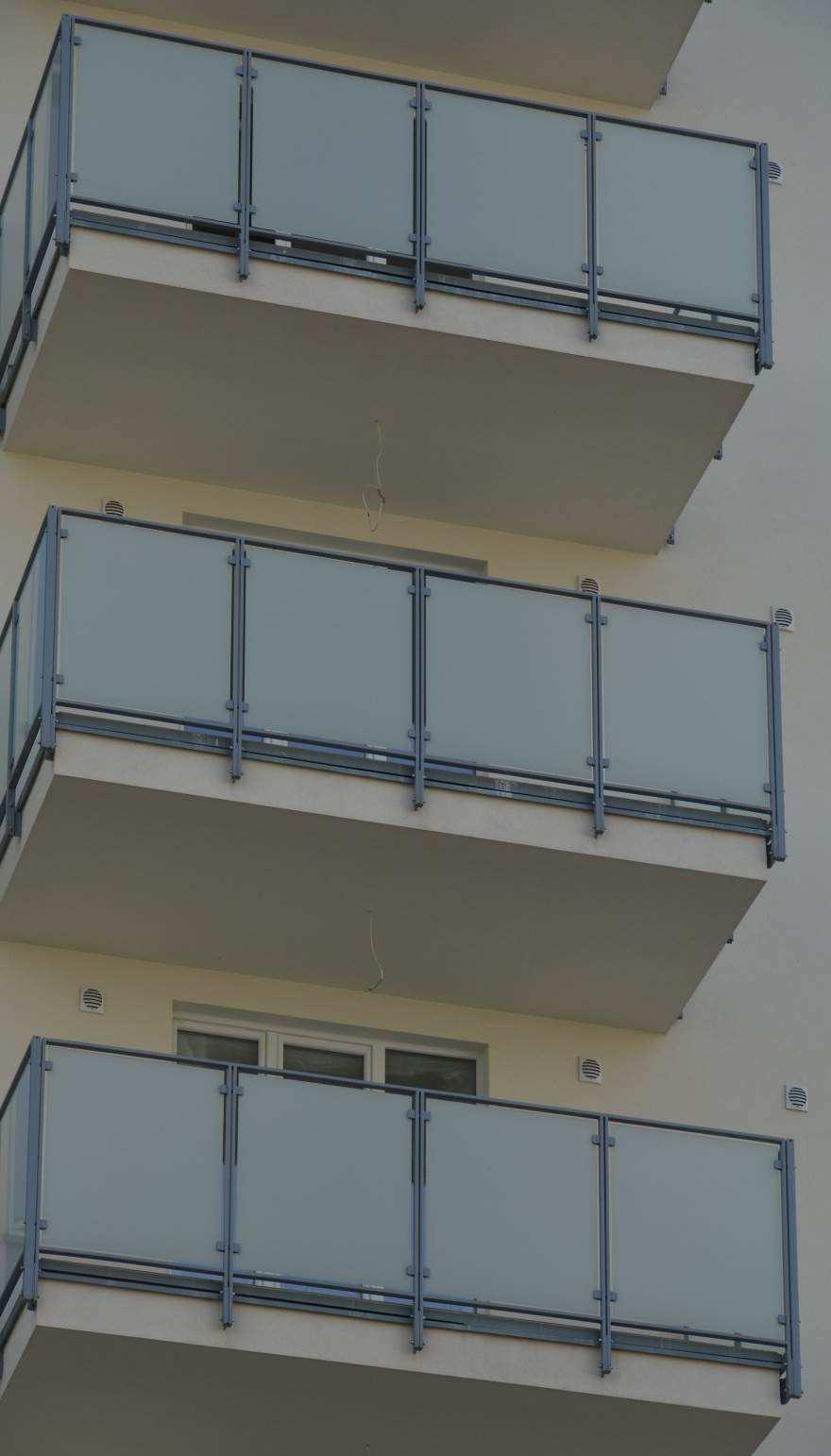 Co nazywamy balustradą? Balustrada ażurowe lub pełne zabezpieczenie (ogrodzenie) schodów, tarasów, balkonów, dachów, wiaduktów, mostów itp.
