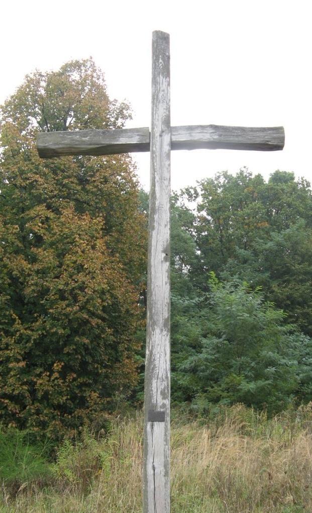 Fot 66 Zabytkowy krzyż w rejonie starej stadniny, na północ od Stobiernej. Krzyż przeznaczony do przeniesienia (oznaczony na rysunku kółkiem niebieską linią).