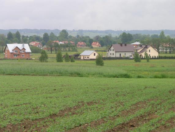 Fot 9 i fot 10 przedstawiają rejon przecięcia dróg S19 z DW nr 881. Ważny punkt odniesienia i dominantę krajobrazową stanowi zabytkowy kościół w Nienadówce (fot 11).