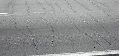 betonowych (zwykle umiejscowione wzdłuż połączeń i spoin).