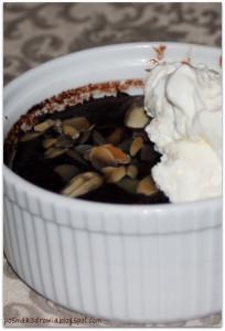 czekoladowa panna cotta i bita śmietana z amaretto Czekoladowa panna cotta, to deser obok którego bardzo trudno przejść obojętnie, wymaga zaangażowania w wykonaniu i dużo siły przy ubijaniu, ale