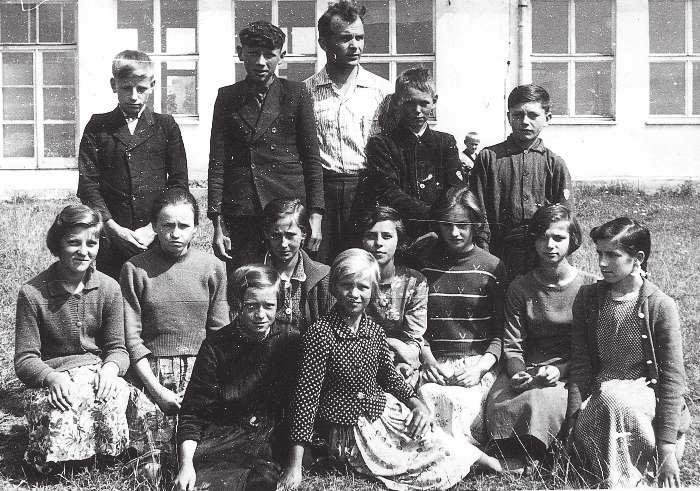 Ponownie nauka w szkole zaczęła się w roku 1943 i do roku 1945 prowadziła ją Stanisława Nowakowska. W roku szkolnym 1945/46 zastąpił ją Franciszek Jabłoński.