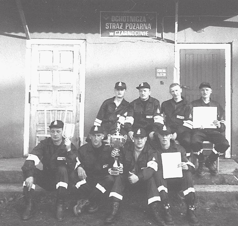 Z Państwowej Straży w Białobrzegach jednostka ta otrzymała motopompę i podręczny sprzęt gaśniczy. Pierwszą drewnianą remizę, w bardzo szybkim czasie, wybudowali strażacy z własnych zbiórek.