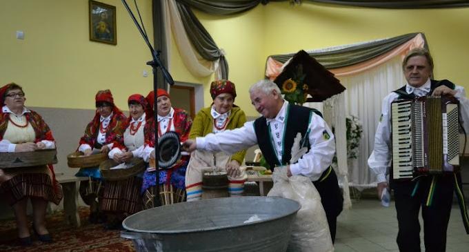 (muzykant, wiejski grajek).