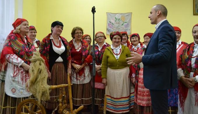 zespołu drożdżowymi plackami.