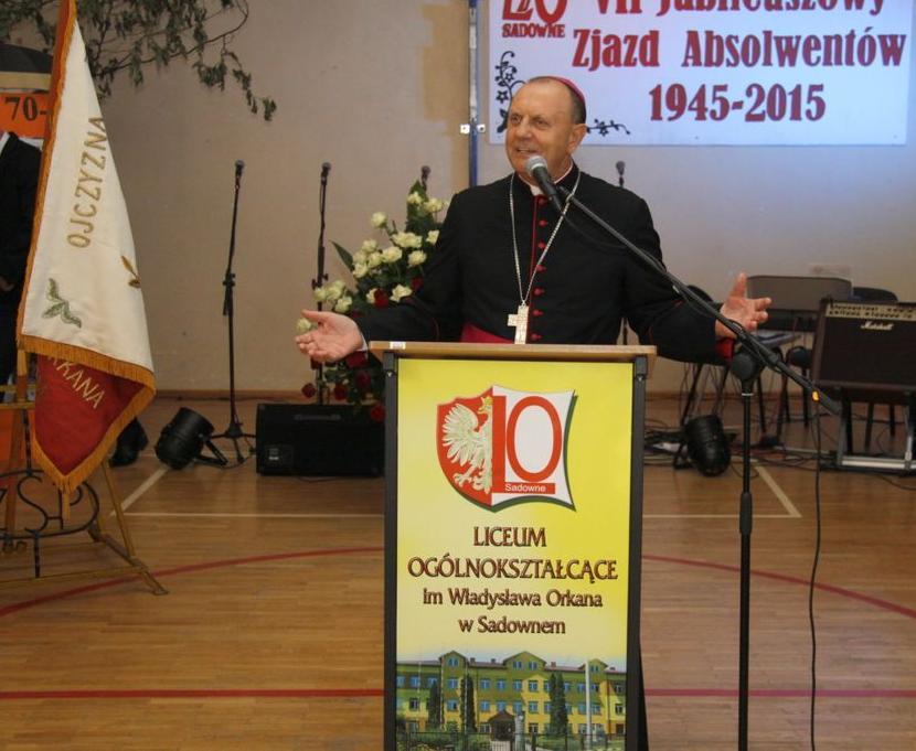 Po uroczystości Kościelnej przedstawiciele absolwentów udali się na cmentarz i złożyli kwiaty na grobach zmarłych nauczycieli liceum.