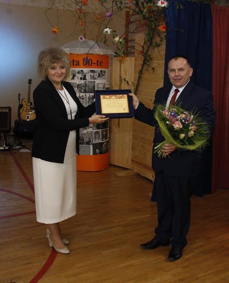 Uroczystości były okazją do wyrażenia wdzięczności wychowanków dla swoich nauczycieli. Owacyjne brawa i kwiaty otrzymał emerytowany Dyrektor Liceum p. Edward Herman.