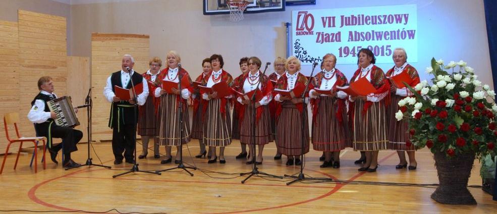 7 dekad z historii naszej szkoły, przedstawione zostały w tańcu, piosence oraz poezji.