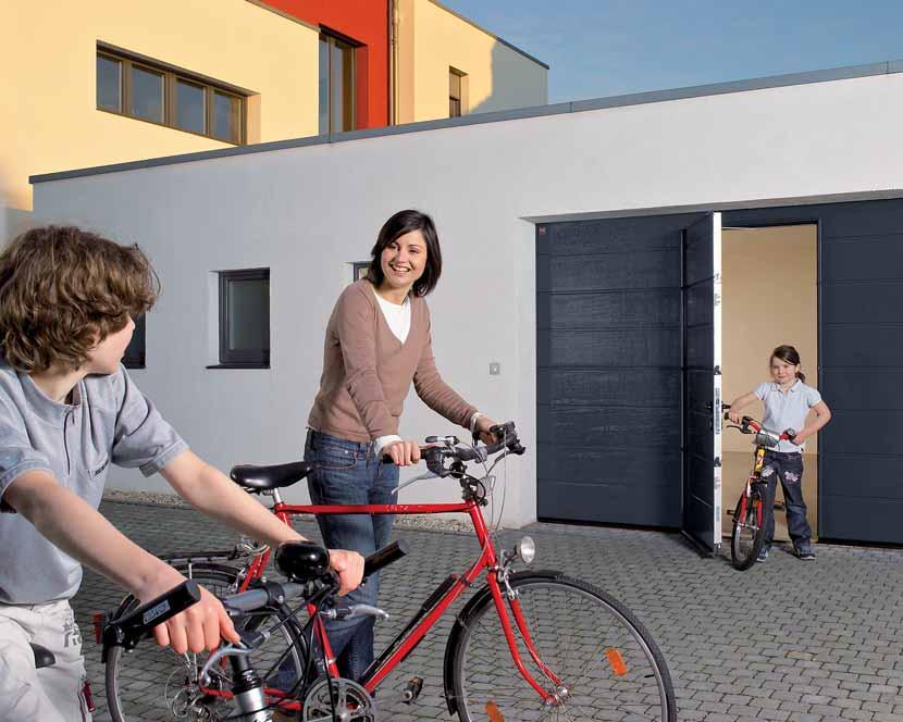 RADA: Dzięki drzwiom wbudowanym w bramie masz wygodny dostęp do wszystkich sprzętów przechowywanych w garażu: narzędzi ogrodniczych, rowerów.