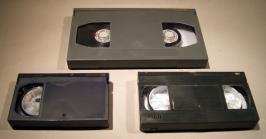 Formaty historyczne - SD VHS (Video Home System) 240 linii pasmo do 3,2 MHz S-VHS (Super VHS) 400 linii pasmo do 5 MHz rozdzielona luminancja i chrominancja Video-8/Hi-8 - zbliżone jakością do