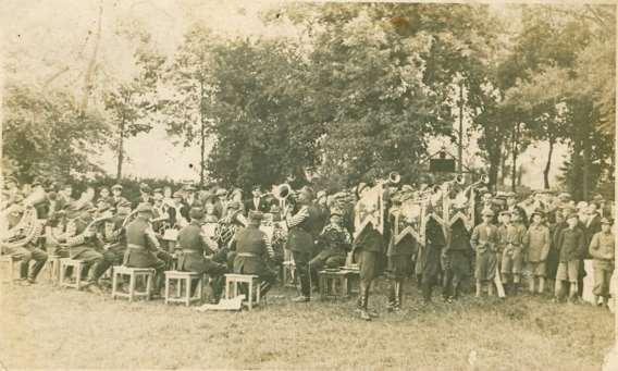 4 Historia Grabowca, zdjęcia z lat: 1920-1928 Zdjęcie 7 Rok 1922 (około). Grabowiec. Występ orkiestry 2.