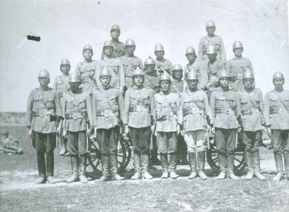 Skróty pułku 2 SK widnieją na proporczykach przy trąbkach (zdjęcie wykonano w okresie październik 1920-1935; w październiku 1920 roku przeniesiono