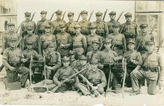 Zdjęcie 12 Rok 1924 (około). Pluton żołnierzy zapewne 34. Pułku Piechoty.