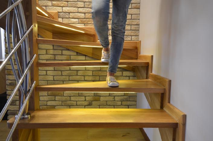OŚWIETLENIE LED SCHODÓW podświetlenie schodów zestawami LED: dowolna długość i liczba opraw, kilka modeli i kolorów opraw do wyboru inteligentne sterowanie włączaniem i jasnością oświetlenia schodów: