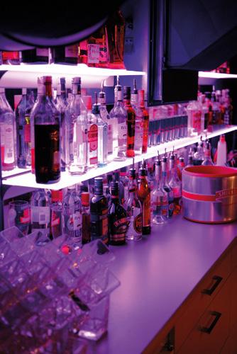 PÓŁKI SZKLANE LED półki z oświetleniem LED jednokolorowym lub wielokolorowym RGB ze szkłem matowym - świecące całą powierzchnią lub przezroczystym świecące głównie krawędziami 3 grubości do wyboru: