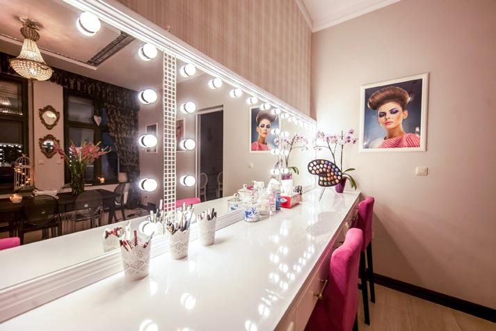 LUSTRA DO WIZAŻU inspirowane hollywoodzkimi garderobami żarówki LED wystają ponad tafle szkła i doświetlają skórę twarzy pomagając w wykonaniu rewelacyjnego makijażu żarówki LED nie nagrzewają się