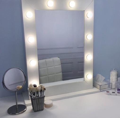 LUSTRA MAKE UP STAND oświetlenie LED ułatwia wykonanie precyzyjnego makijażu i nie nagrzewa się tak jak tradycyjne żarówki stanowi prestiżowy atrybut makijażysty 3 możliwości: lustro jest mobilne,