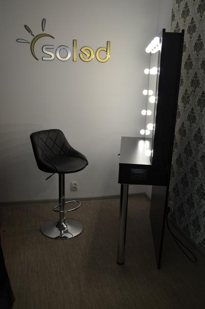 STANOWISKO HOLLYWOOD MAKE UP STAND duże lustro z oświetleniem poprawia wygodę pracy przy wizażu i stylizacji żarówki LED nie nagrzewają się ani nie oślepiają żarówki LED MakeUp Bulb produkowane na
