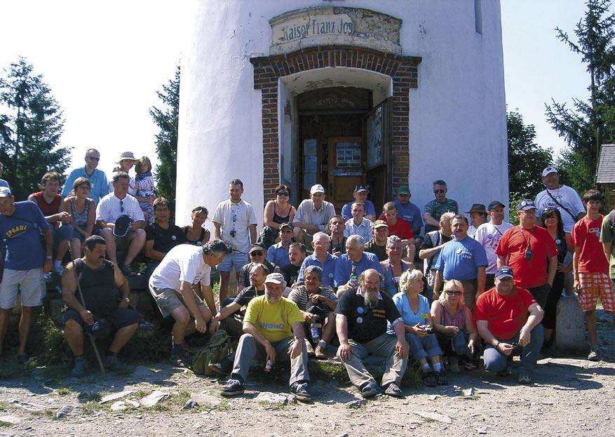XXV Jubileuszowe Międzynarodowe Spotkanie Krótkofalowców na Biskupiej Kopie zdjęcie zbiorowe pod wieżą widokową (fot SP6OUJ) 1 i 2 sierpnia 2009, w pięknej okolicy w Górach Opawskich odbyło się XXV