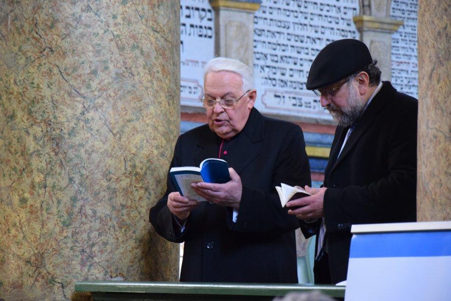 prałat Władysław Kenar i naczelny rabin Polski Michael Joseph Schudrich modlą się w intencji Sprawiedliwych. (fot. M. Foks) Pomocy Żydom udzielały też instytucje kościelne, zakony.