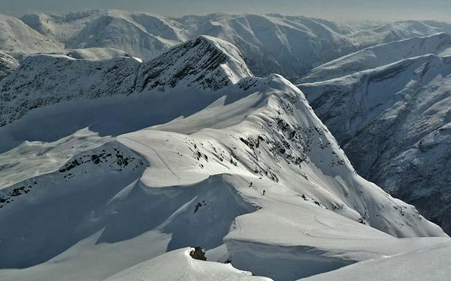 . Długość naszych turów narciarskich waha się od 700 m do 1500 m przewyższenia w ciągu dnia. O PROGRAMIE SKI TURÓW Mamy możliwość stworzenia programów narciarskich dla początkujących i zaawansowanych.