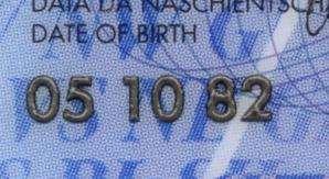 data urodzenia na awersie): Laserowo wygrawerowany numer wyczuwalny dotykiem Wyczuwalna dotykiem laserowo