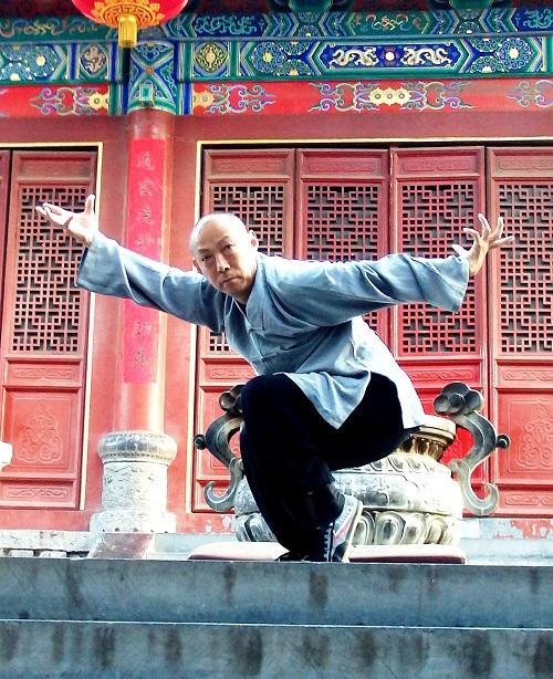 2 Shi Sugang prezentujący na terenie klasztoru Shaolin postawę z shaolińskiej formy orła (fot. S. Pawłowski, lipiec 2016 r.).
