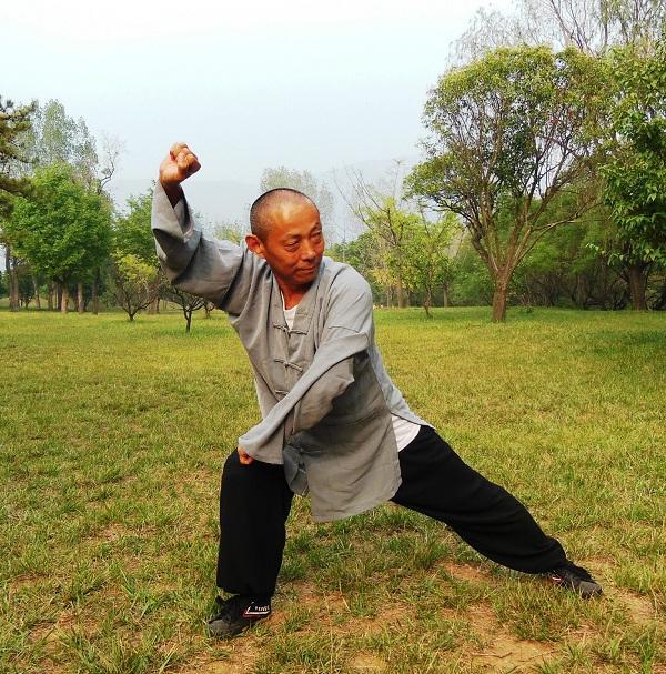 4 Shi Sugang praktykujący formę Shaolin Luohan Quan w pobliżu klasztoru Shaolin (fot. S. Pawłowski, lipiec 2014 r.). Palec i księżyc To jest jak palec wskazujący na księżyc.