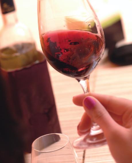 Nawet jeśli wybierzemy wino doskonale pasujące do potrawy, którą zamierzamy podać naszym gościom, nie mamy gwarancji sukcesu. Wystarczy bowiem, że podamy je w złej temperaturze.