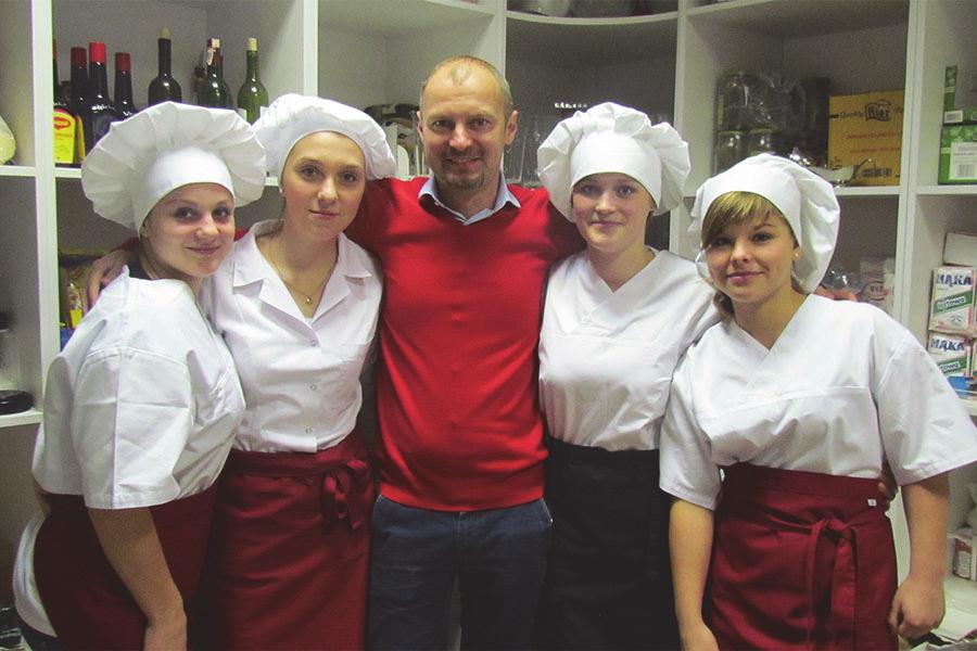 Nr 28/13 Grudzień 2013 15 Praktyka czyni Mistrza Centrum Gastronomiczne U Sarnowskich zaprosiło naszą szkołę na pierwszą edycję konkursu kulinarnego Praktyka czyni Mistrza.