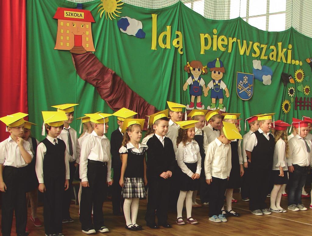 Sienicką, skarbnikiem Rady Rodziców SP Eweliną Godlewską oraz przedstawicielem uczniów uroczyście przecięli wstęgę na plac. Ks.