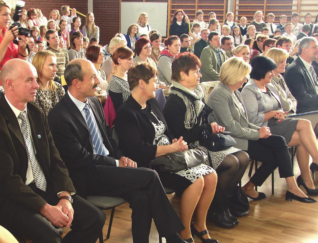 Symboliczną wstęgę przecięli: Burmistrz Czyżewa Anna Bogucka, Przewodniczący Rady Miejskiej Witold Sienicki, Dyrektor Szkoły Lech Krajewski, Przewodnicząca Rady Rodziców