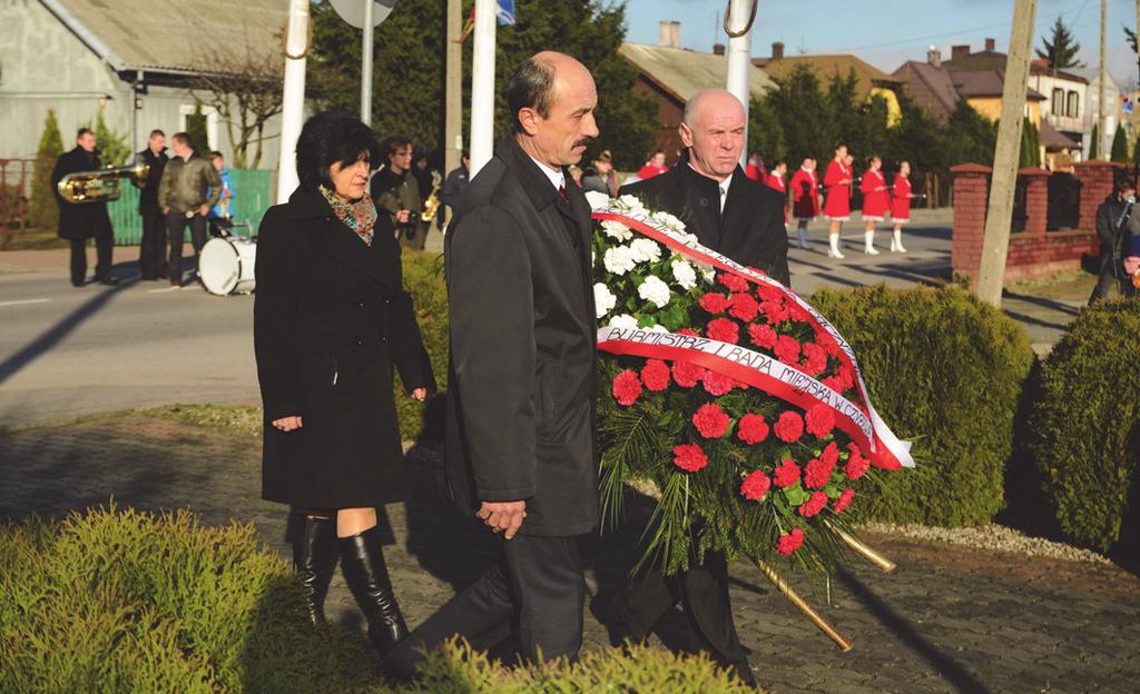 W imieniu społeczności Gminy Czyżew kwiaty złożyła Burmistrz Czyżewa Pani Anna Bogucka z Przewodniczącym Rady Miejskiej Panem Witoldem Sienickim oraz wiceprzewodniczącym Panem Bogdanem Sienickim.