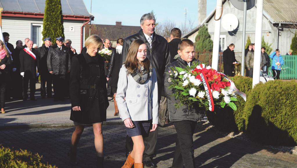 Podlaskiego Pan Łukasz Siekierko, przedstawiciele Związku Sybiraków, Czyżewskiego Klubu Seniora, Zarządu Straży Pożarnej, Policji Powiatowej, Narodowych Sił Zbrojnych oraz uczniowie z Dyrektorami