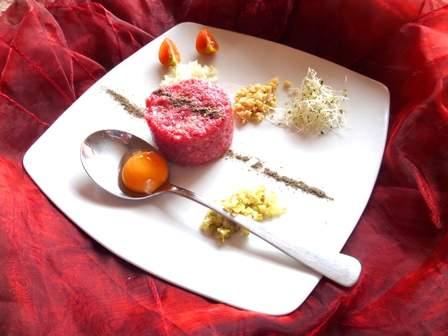 Przystawki Starters Tatar wołowy z zółtkiem (150g) i