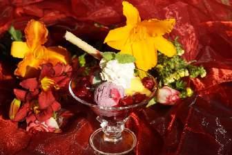 with hot cherries and whipped cream Szarlotka podawana z sosem ze świeżych malin i kulką lodów