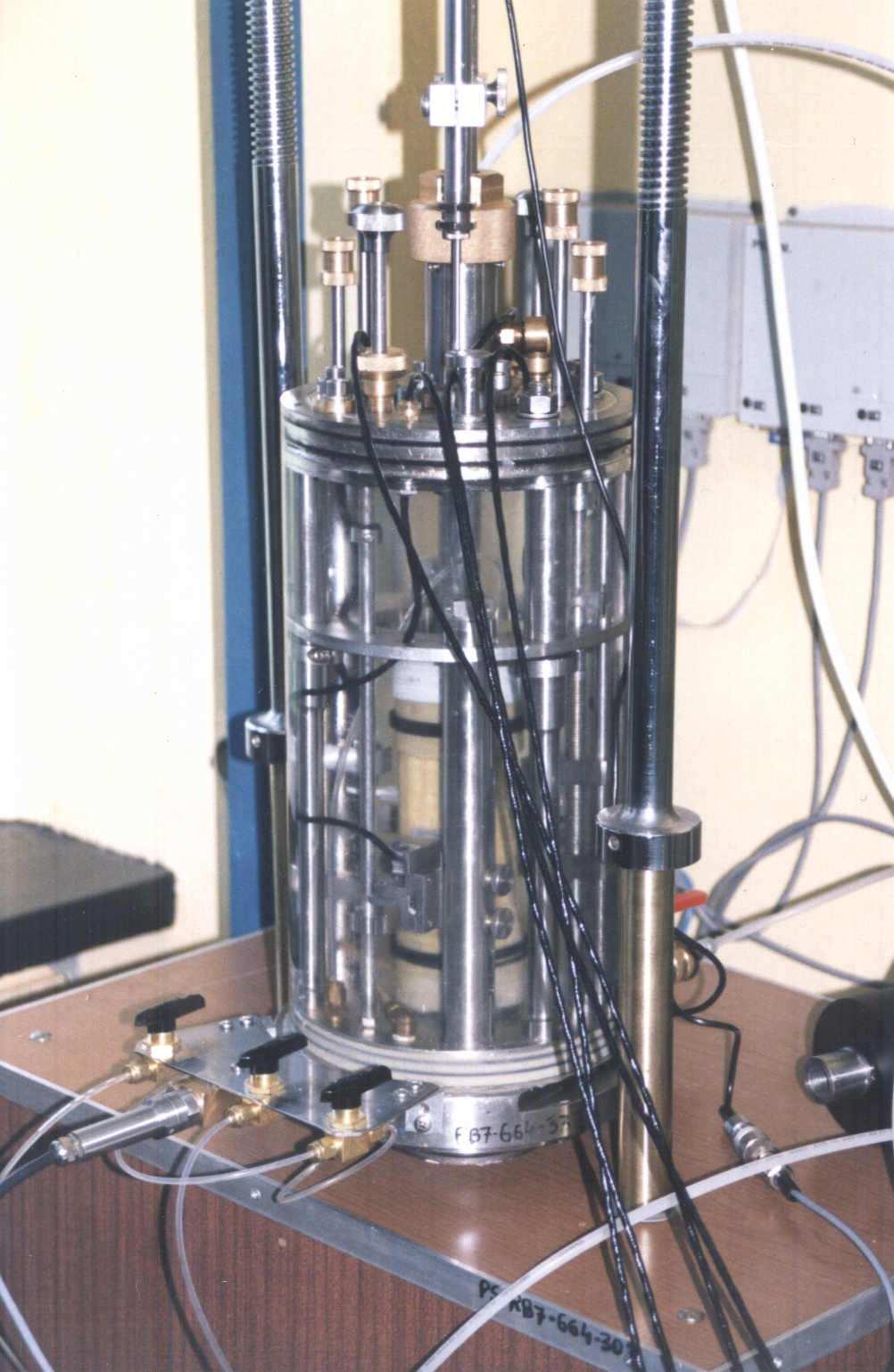 Aparatura i procedury badawcze 73 Rys. 4.5. Widok komory zmodyfikowanej wraz z zamontowaną próbką Fig. 4.5. View of modified cell with installed specimen Powyższe niedoskonałości zewnętrznego pomiaru odkształceń skierowały uwagę badaczy (np.