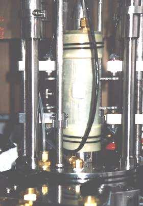 8 Rozdział 4 Rys. 4.12. Aparat trójosiowy z możliwością lokalnego (wewnątrzkomorowego) pomiaru odkształceń próbki Fig. 4.12. Triaxial apparatus with a possibility of local (intracell) specimen deformations measurement 4.