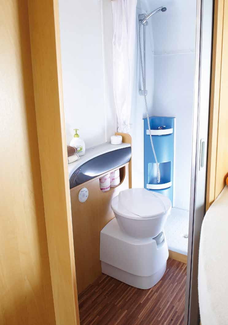Seria CT 3000 225 A Toaleta przenośna Dometic CT 3000 Ciesz się sanitarnym komfortem jak w domu Wysokiej jakości ceramiczne wnętrze, przestawne siedzenie, oszczędne zużycie wody i znacznie mniejszy