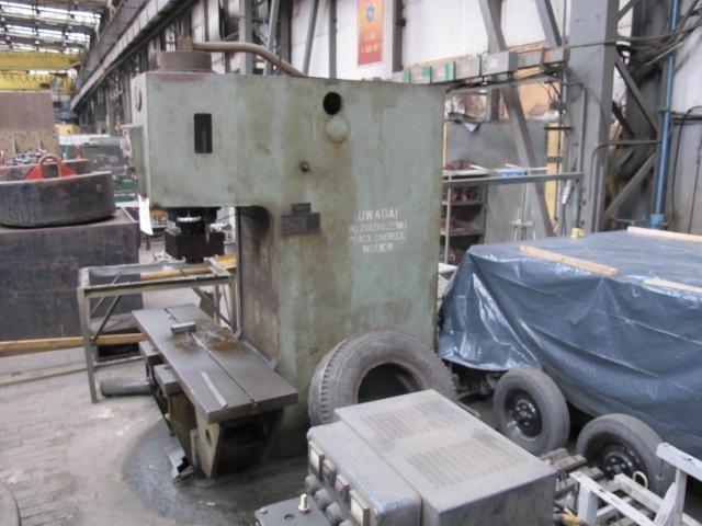 Eksploatowana dorywczo. 1 700,00 FMO Kraków Prasa hydrauliczna, wysięgowa 5. P-6330 Nr inw. 05-4210-001 Nacisk nominalny 100 T.