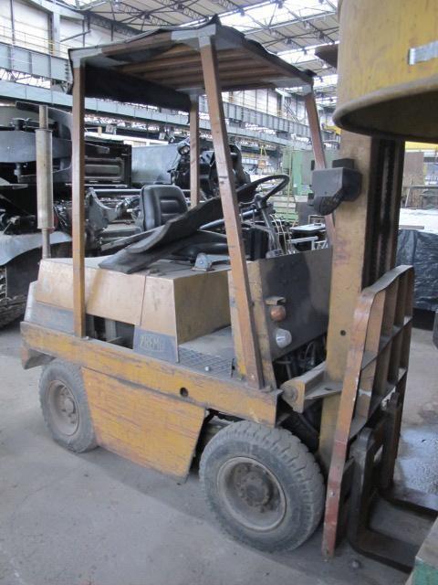 4 900,00 ŻFMiU Żnin Wózek widłowy spalinowy GPW-2504 11. Nr inw. 05-7630-002 Wózek widłowy o udźwigu 2500 kg z silnikiem Perkinsa.