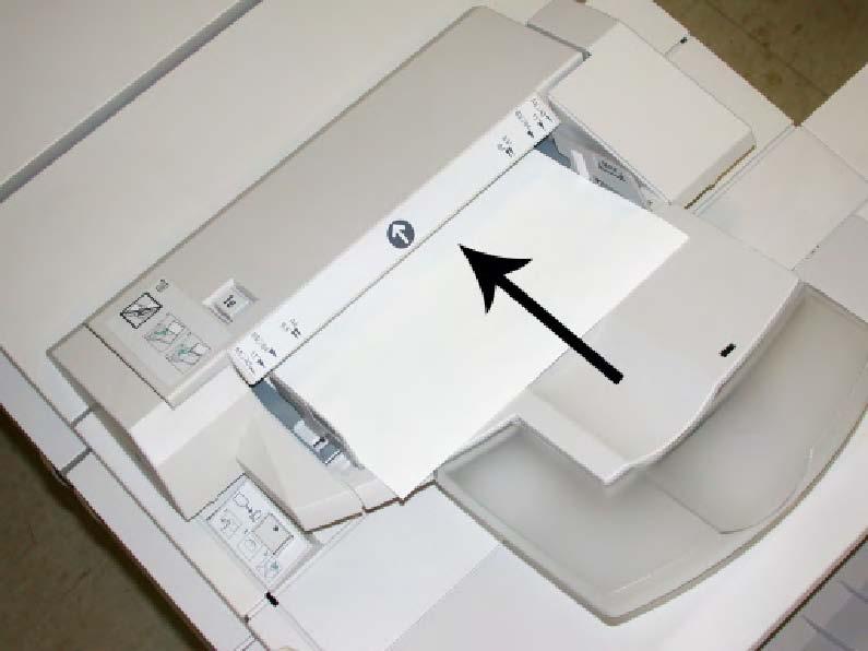 Wybierz opcję: Aby wybrać kolor, rodzaj lub rozmiar papieru, dotknij opcji Dostarczanie papieru i wprowadź prawidłowe informacje dotyczące papieru, w tym rozmiar, rodzaj, gramaturę oraz w razie