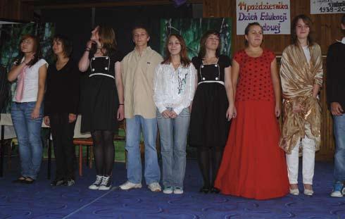 Wykonawcy sztuki Alicja w krainie czarów z kółka teatralnego kierowanego przez mgr Marzannę Lipczyńską w Dniu Edukacji Narodowej w 2009 r. Nauczyciele w 2010 r.