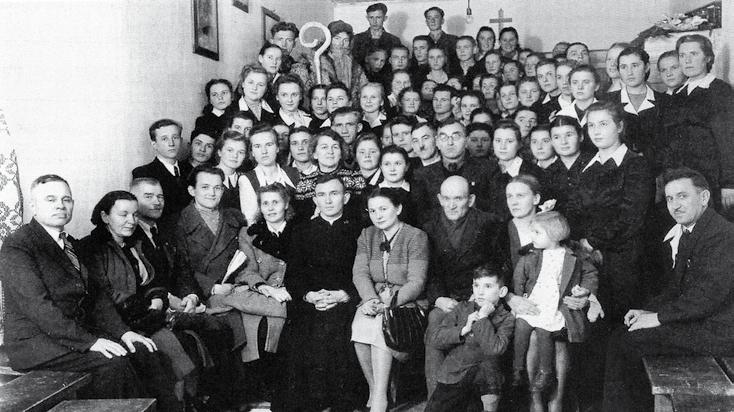 Aleksander Kozicki, stoją: Pelagia Poniecka (za księdzem) i Mieczysław Ziarko (w okularach) Nauczyciele z maturzystami z 1953 r.